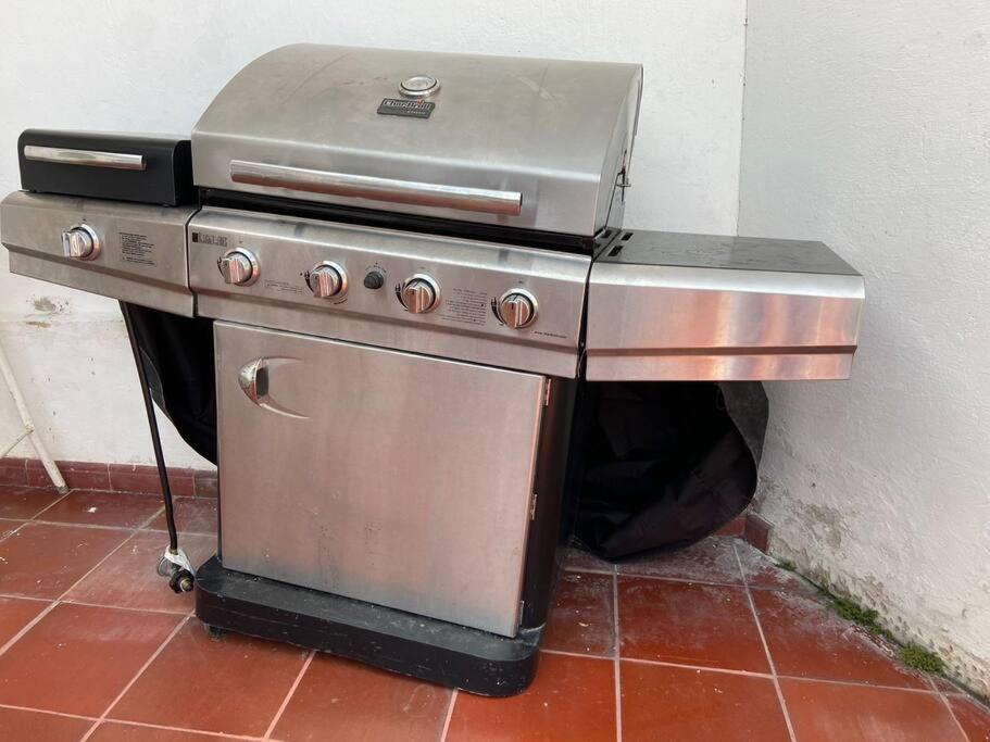 Villa con amplios jardine piscina,jacuzzy bbq y futbol