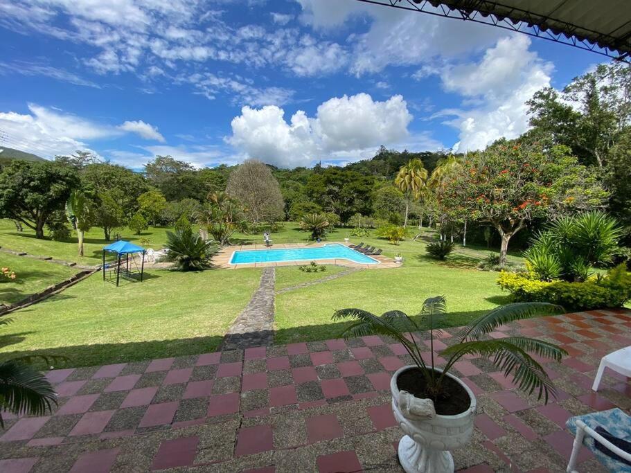 Villa con amplios jardine piscina,jacuzzy bbq y futbol