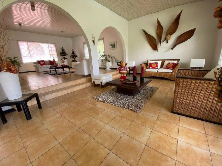 Villa con amplios jardine piscina,jacuzzy bbq y futbol