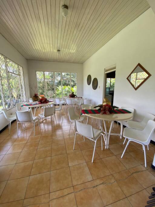 Villa con amplios jardine piscina,jacuzzy bbq y futbol