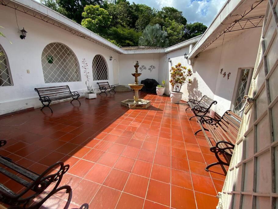 Villa con amplios jardine piscina,jacuzzy bbq y futbol