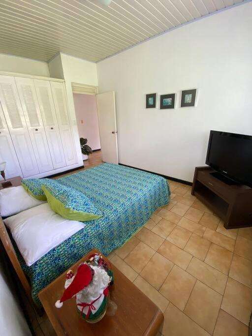 Villa con amplios jardine piscina,jacuzzy bbq y futbol