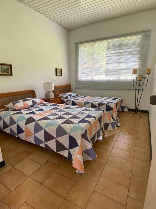 Villa con amplios jardine piscina,jacuzzy bbq y futbol