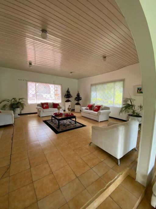 Villa con amplios jardine piscina,jacuzzy bbq y futbol