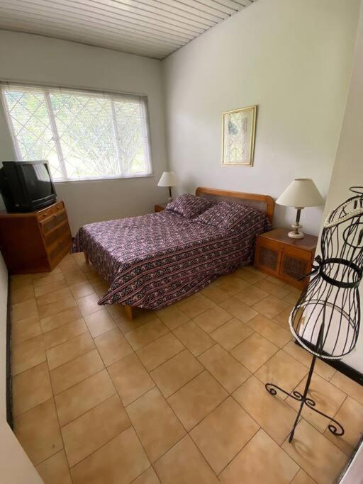 Villa con amplios jardine piscina,jacuzzy bbq y futbol