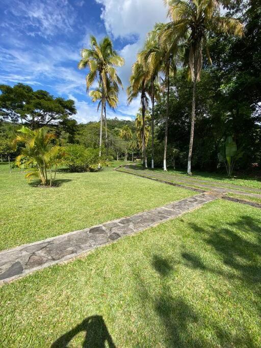 Villa con amplios jardine piscina,jacuzzy bbq y futbol