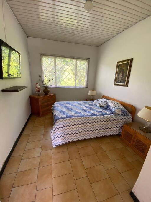 Villa con amplios jardine piscina,jacuzzy bbq y futbol