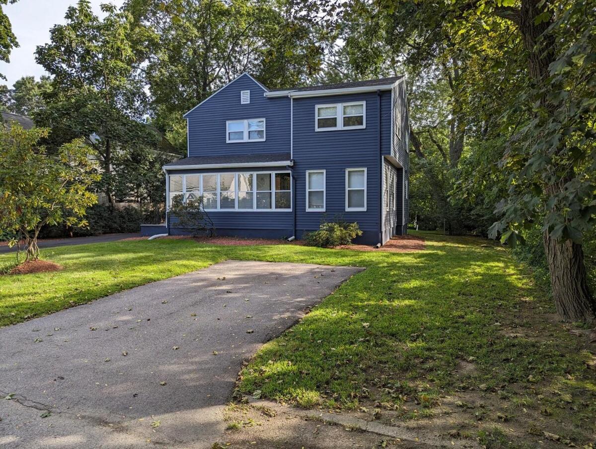 Comfortable 3 Bed Apt in Quiet Neighborhood - Property Image 3