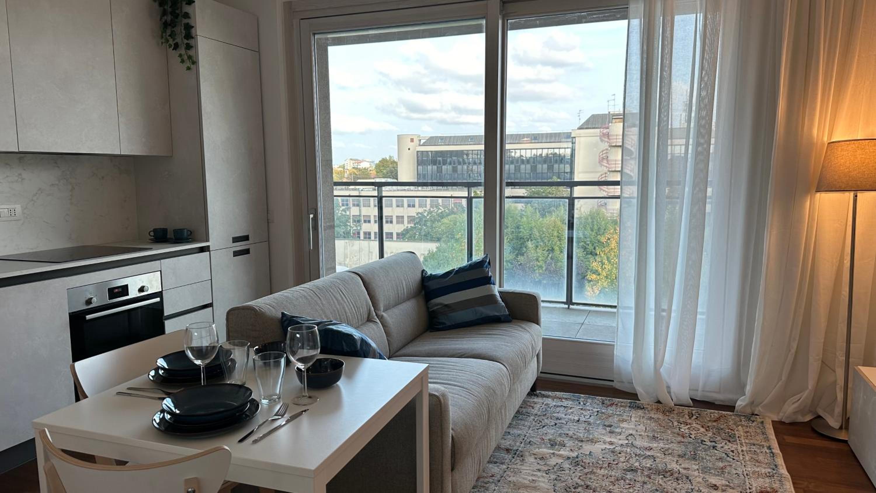 GIAX Tower Premium Modern Milanese Flat with Gym Pool view & Box