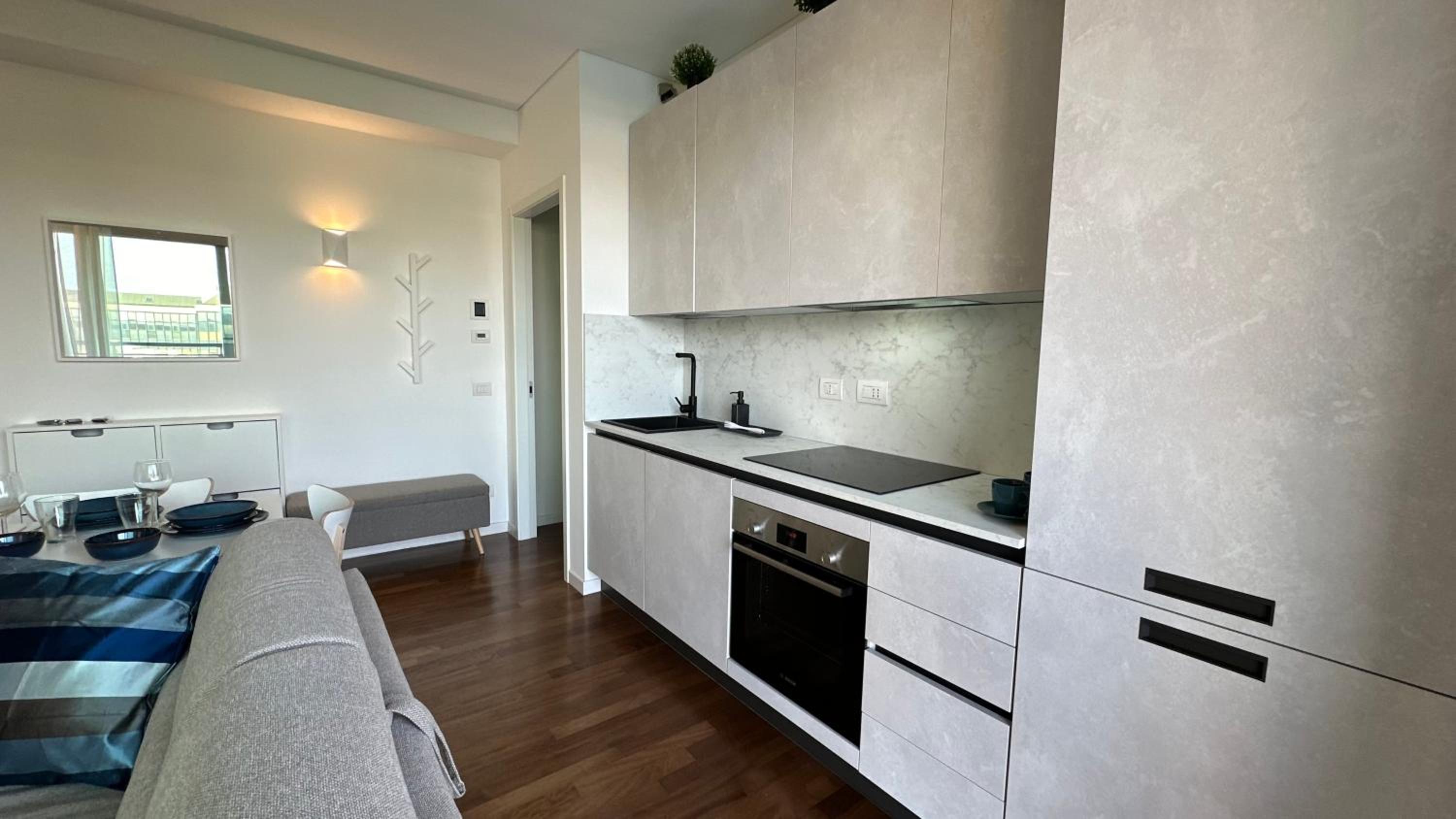 GIAX Tower Premium Modern Milanese Flat with Gym Pool view & Box