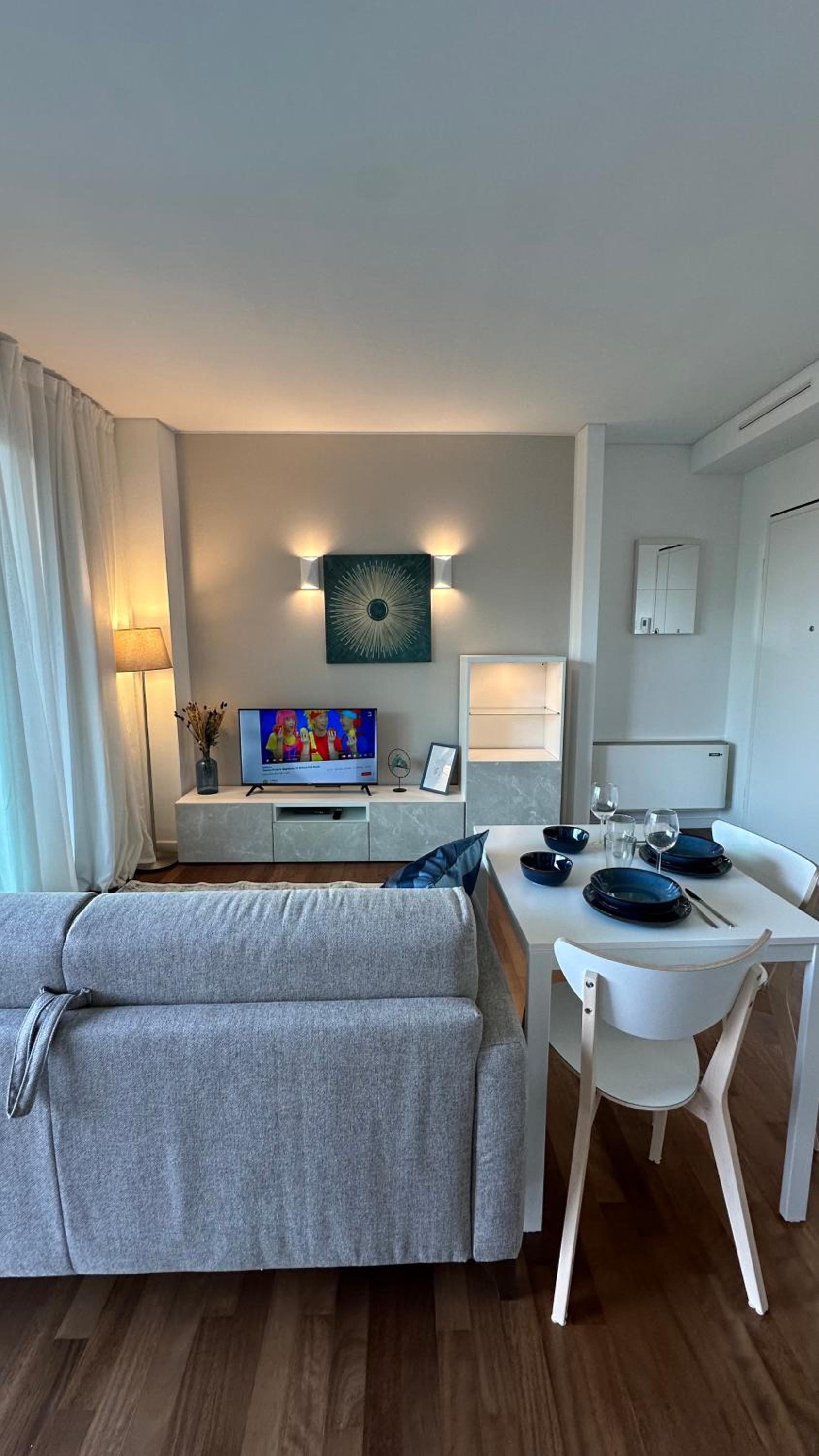 GIAX Tower Premium Modern Milanese Flat with Gym Pool view & Box