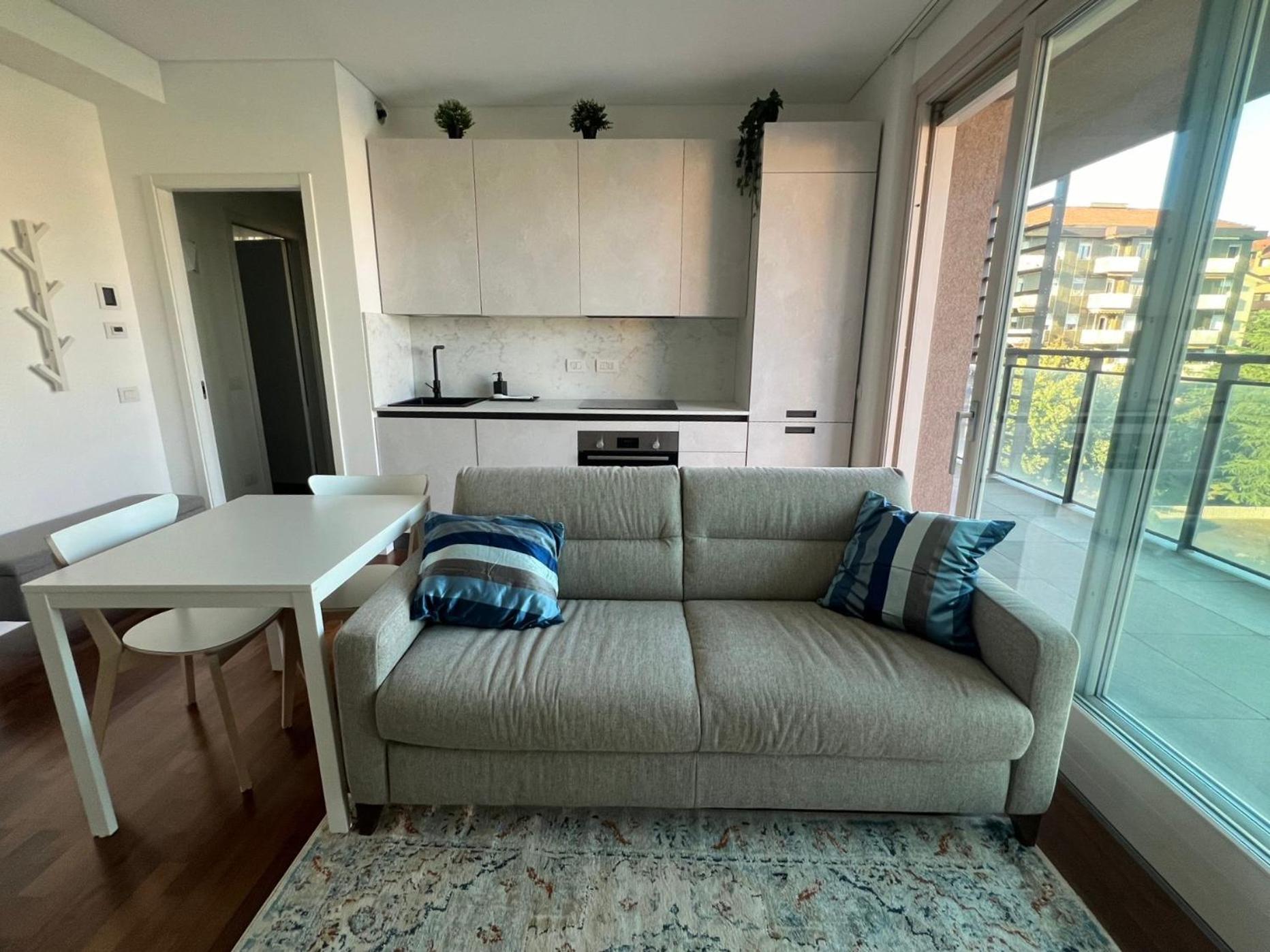 GIAX Tower Premium Modern Milanese Flat with Gym Pool view & Box