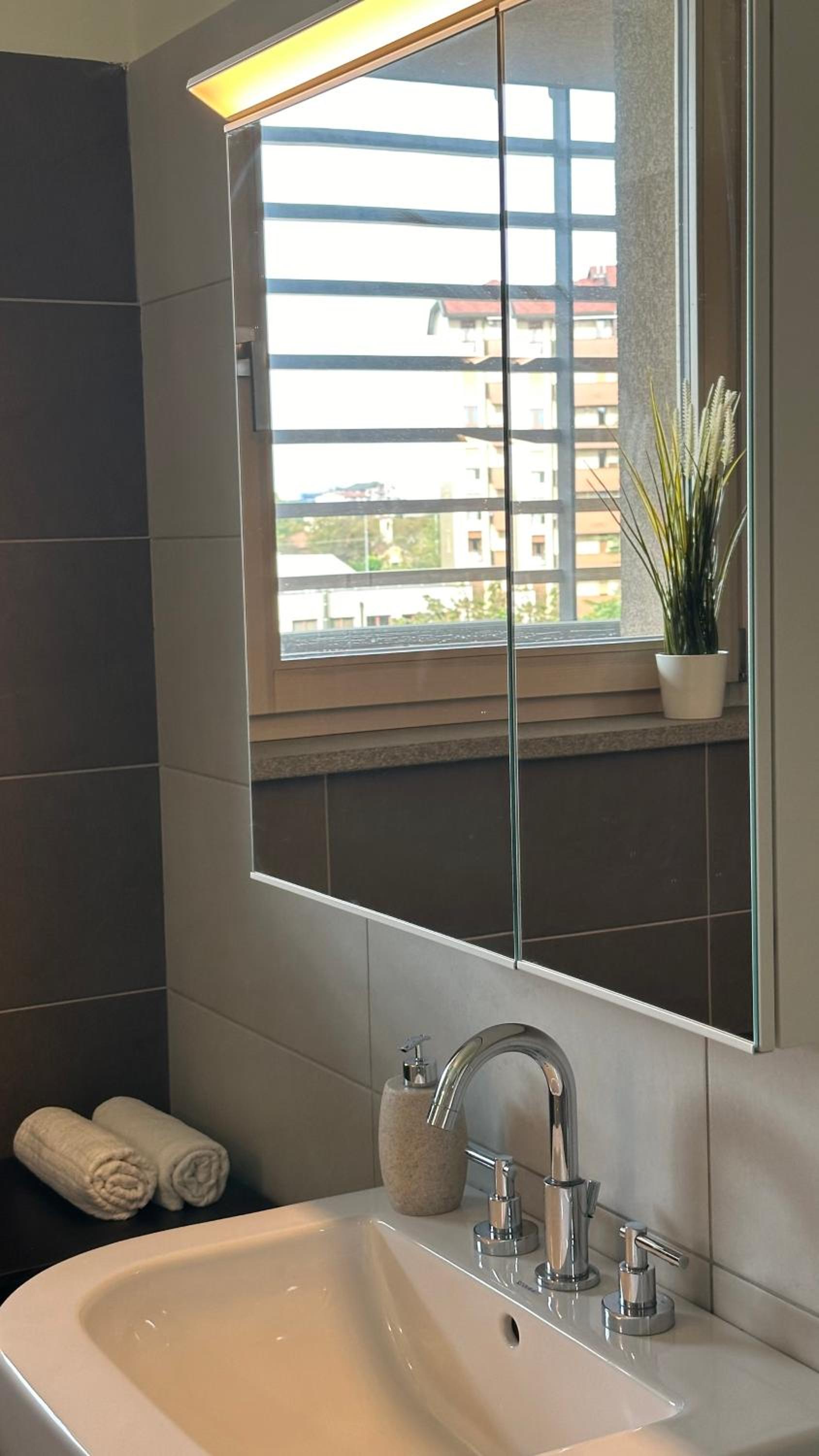 GIAX Tower Premium Modern Milanese Flat with Gym Pool view & Box