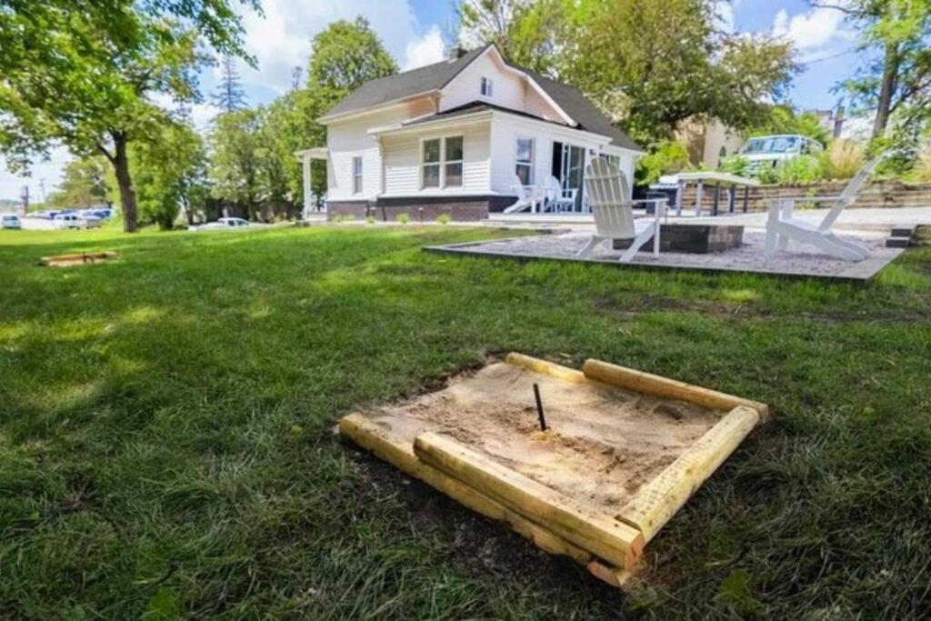 Hometown Haven- 3 bedroom, Large Yard, Firepit view 2