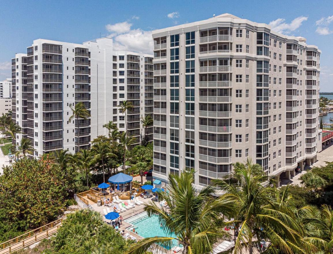 50 Shades of White: Beachfront, Modern & Spacious!