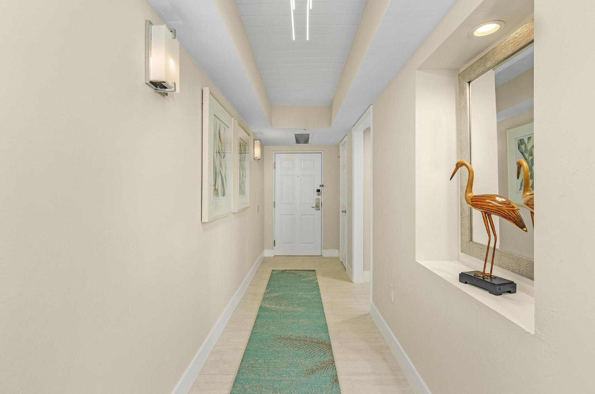 50 Shades of White: Beachfront, Modern & Spacious!