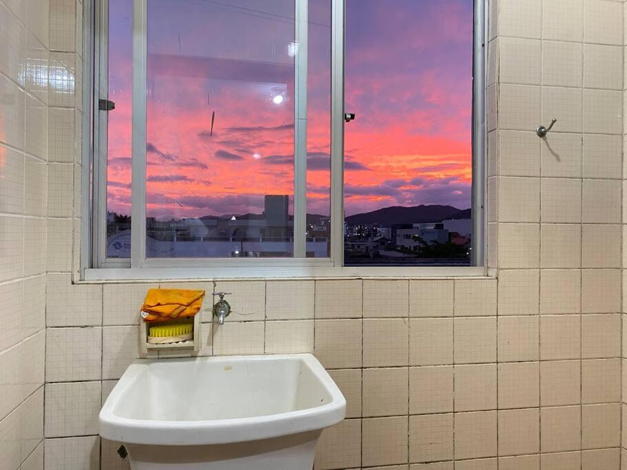 Apto espaçoso e aconchegante