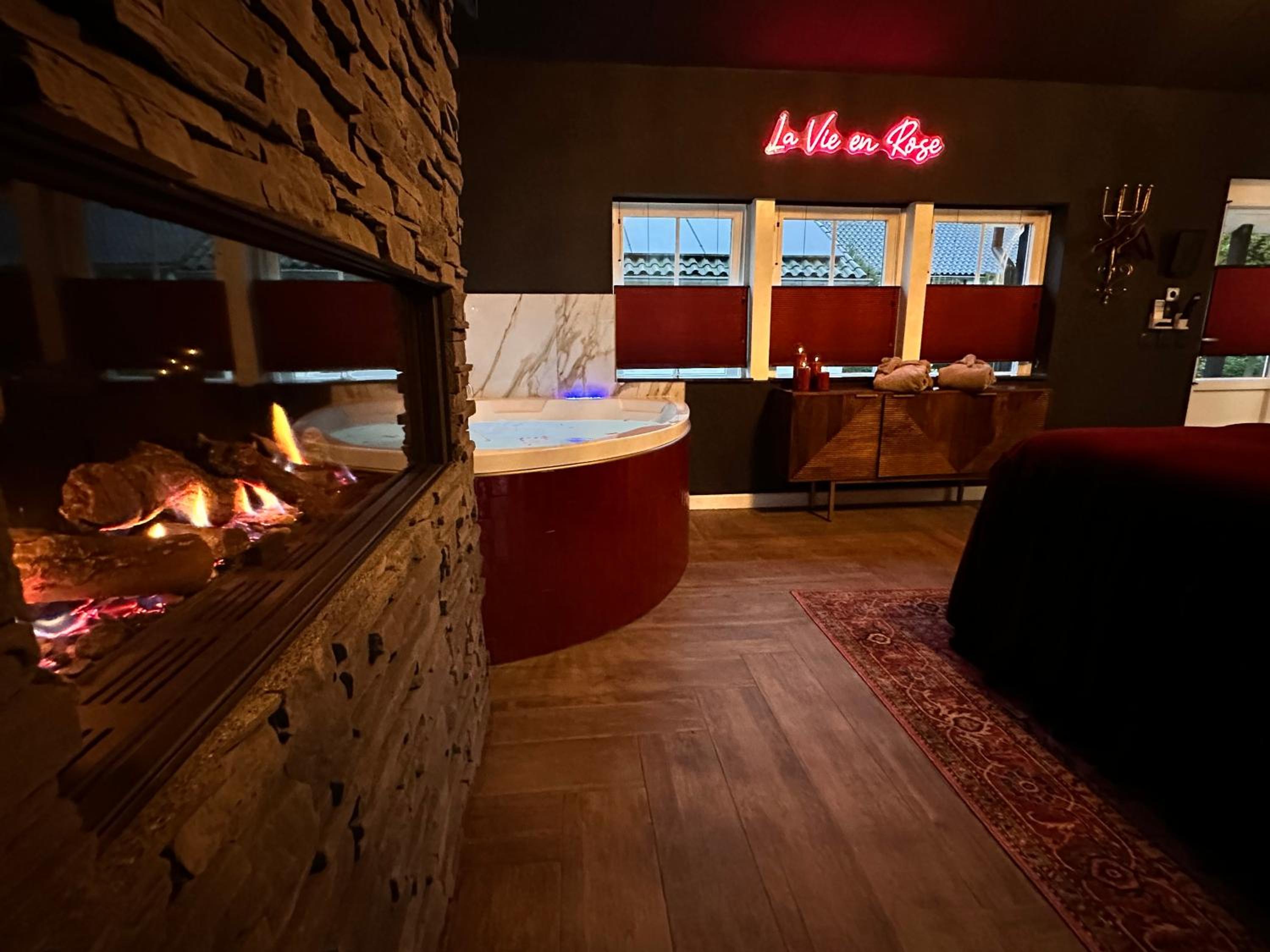 Wellness Tuin Horst Noord Limburg - Suite met Indoor Jacuzzi en Openhaard en privé Sauna - in Romantische stijl - Gratis Fles Prosecco & Leuke Partner conn