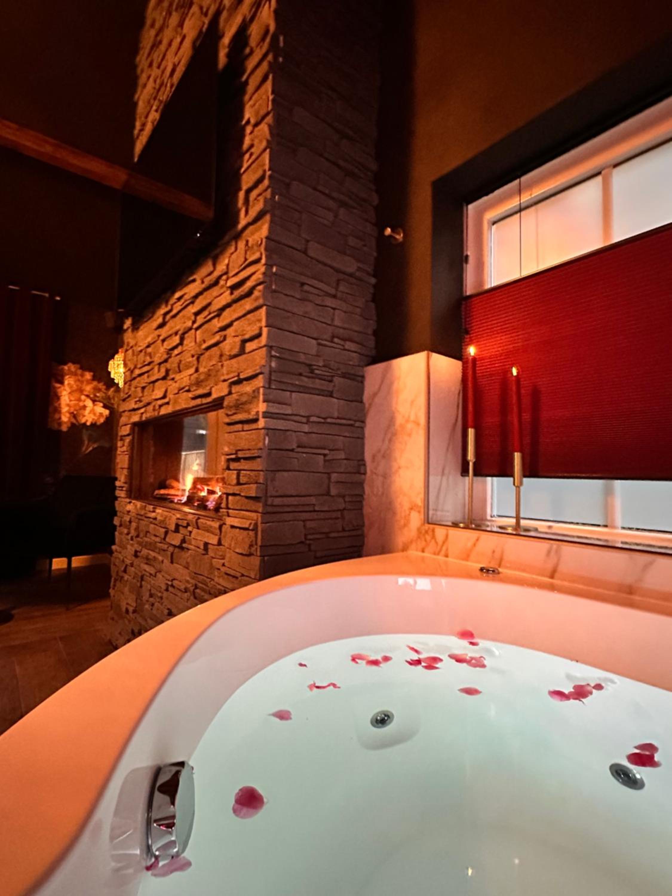Wellness Tuin Horst Noord Limburg - Suite met Indoor Jacuzzi en Openhaard en privé Sauna - in Romantische stijl - Gratis Fles Prosecco & Leuke Partner conn