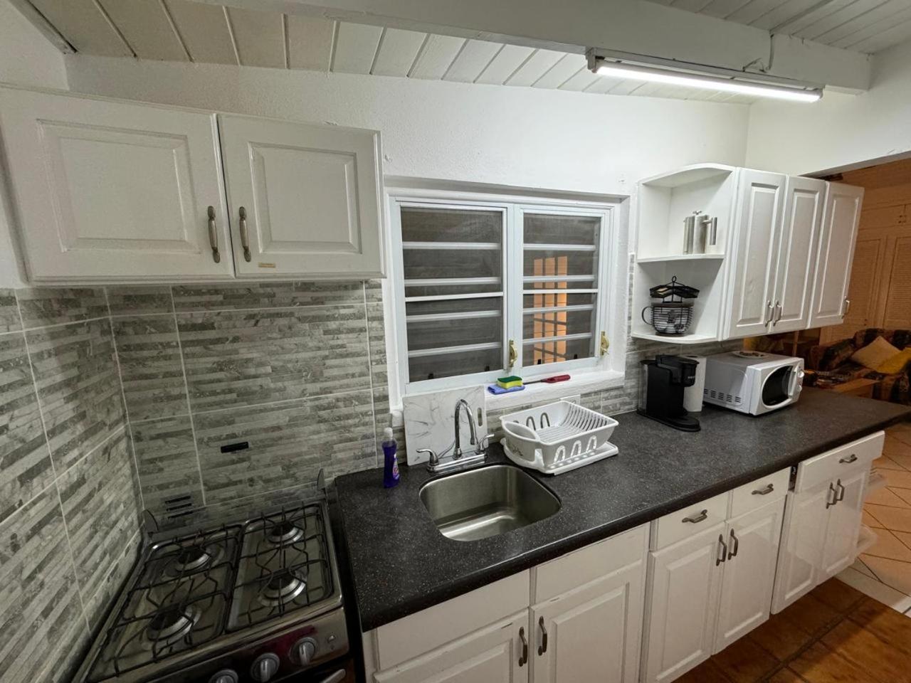 Paradise View at Halcyon Heights l Stunning Ocean View 1BR l 10 minute walk to the Beach