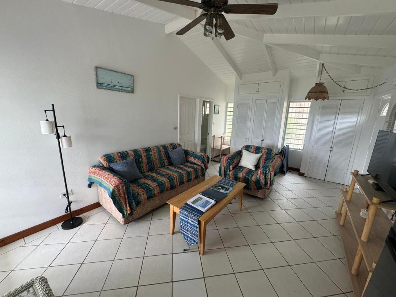 Paradise View at Halcyon Heights l Stunning Ocean View 1BR l 10 minute walk to the Beach