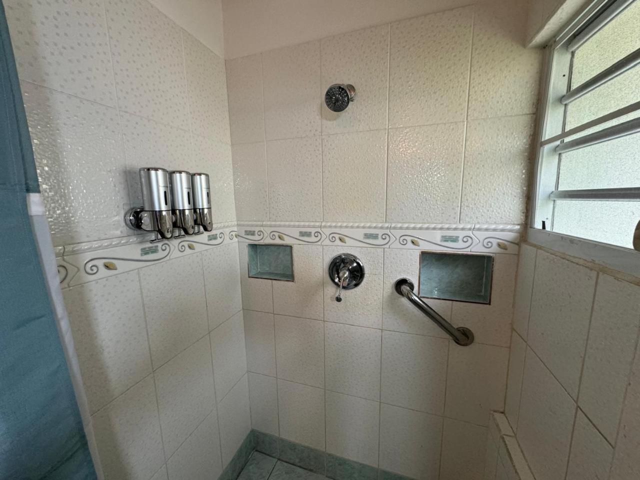 Paradise View at Halcyon Heights l Stunning Ocean View 1BR l 10 minute walk to the Beach