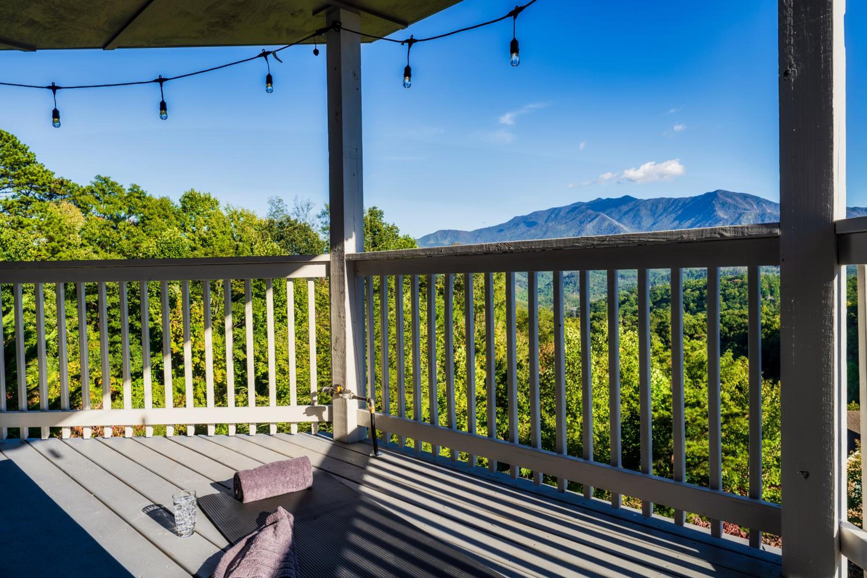 Mountain Moonrise 3BR 3BA - Scenic Falls, Mtn View, Hot Tub, Gameroom, Firepit - Sleep 8-