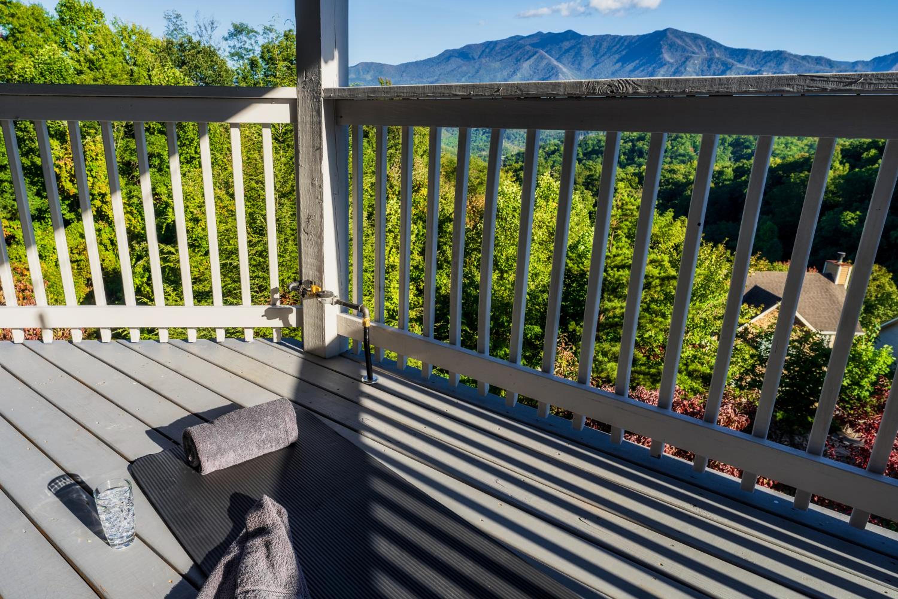 Mountain Moonrise 3BR 3BA - Scenic Falls, Mtn View, Hot Tub, Gameroom, Firepit - Sleep 8-