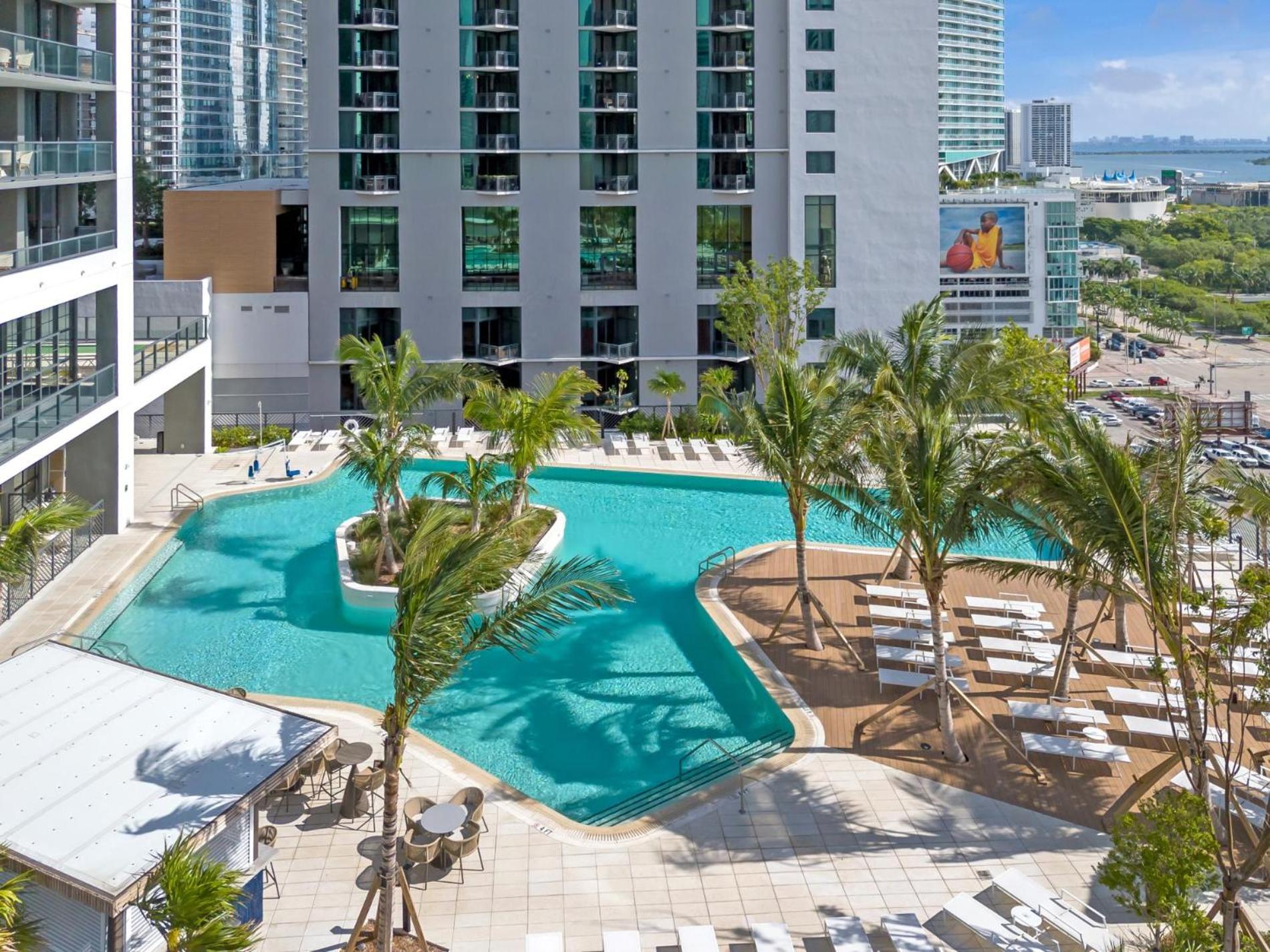 Modern 29th-Floor in Downtown City Views, Pool, and Gym Access