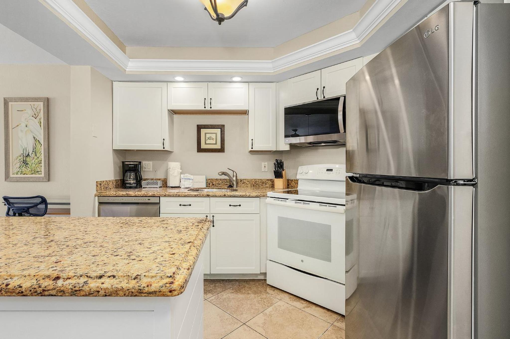 Beachfront Paradise: Views, Pool, Walk to Times Sq view 4