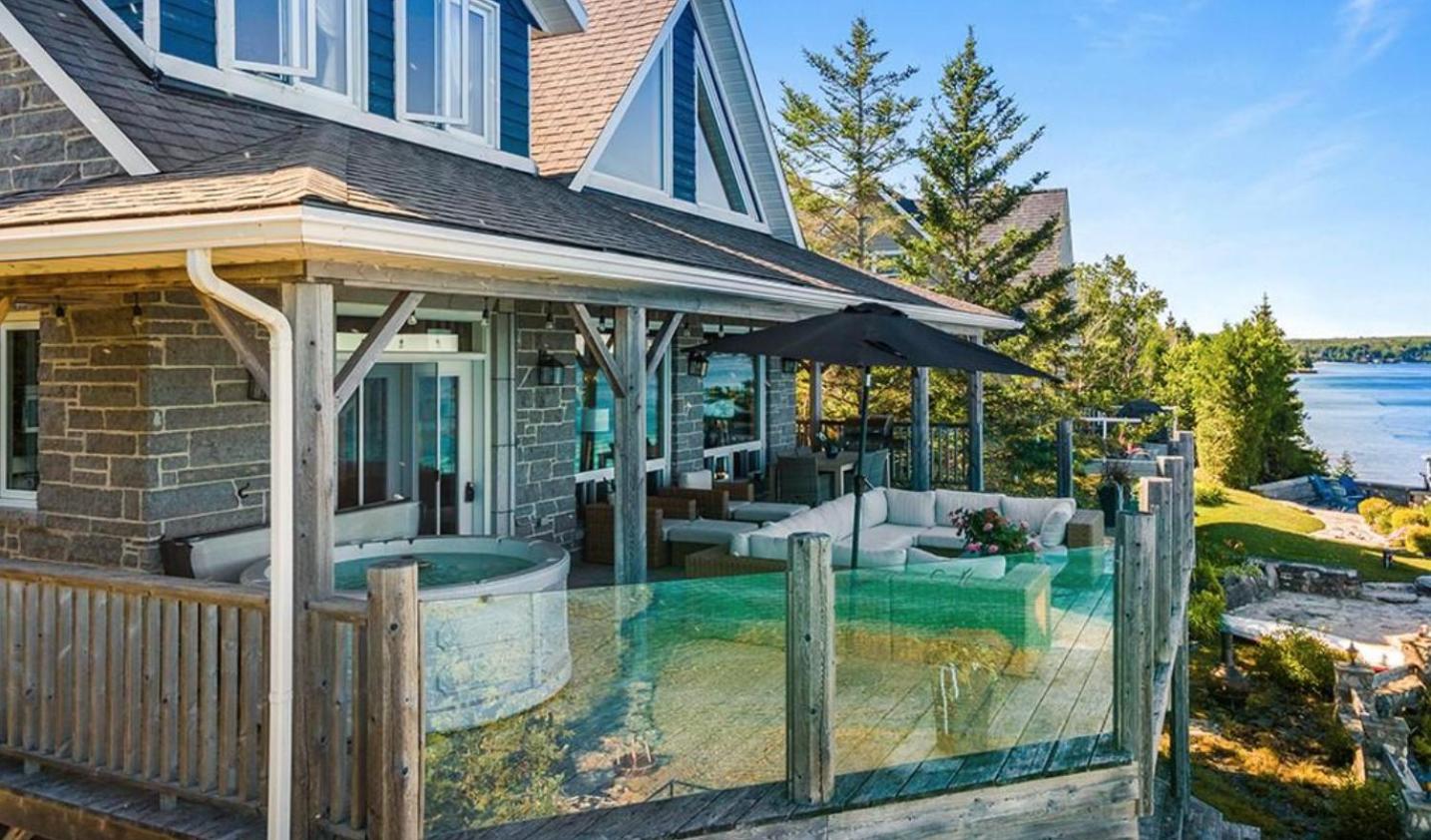 Luxury Waterfront Oasis w Hot Tub