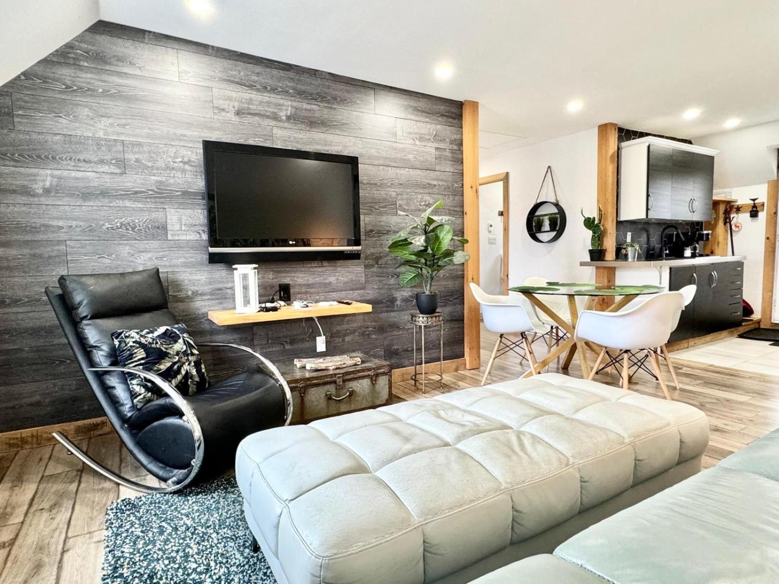 Le Wolfe - 2 Bedrooms - 2 min Falls - Free Parking