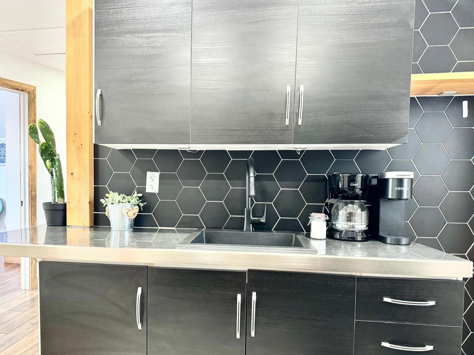 Le Wolfe - 2 Bedrooms - 2 min Falls - Free Parking
