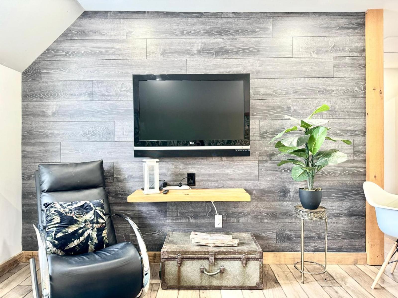 Le Wolfe - 2 Bedrooms - 2 min Falls - Free Parking