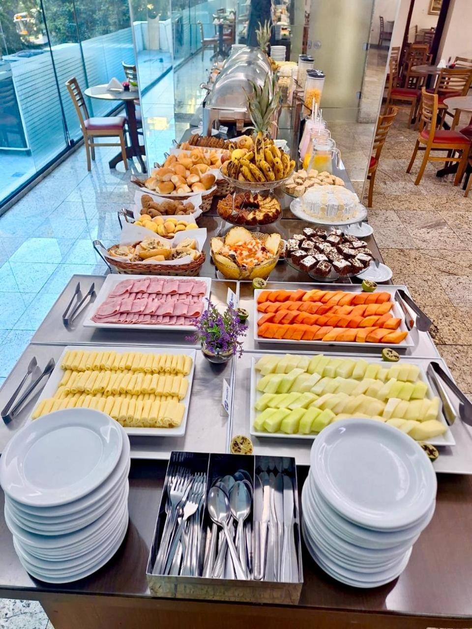 Hotel Dan Inn Express Porto Alegre - Próximo ao Araújo Vianna e ao Complexo Hospitalar Santa Casa - Image 1