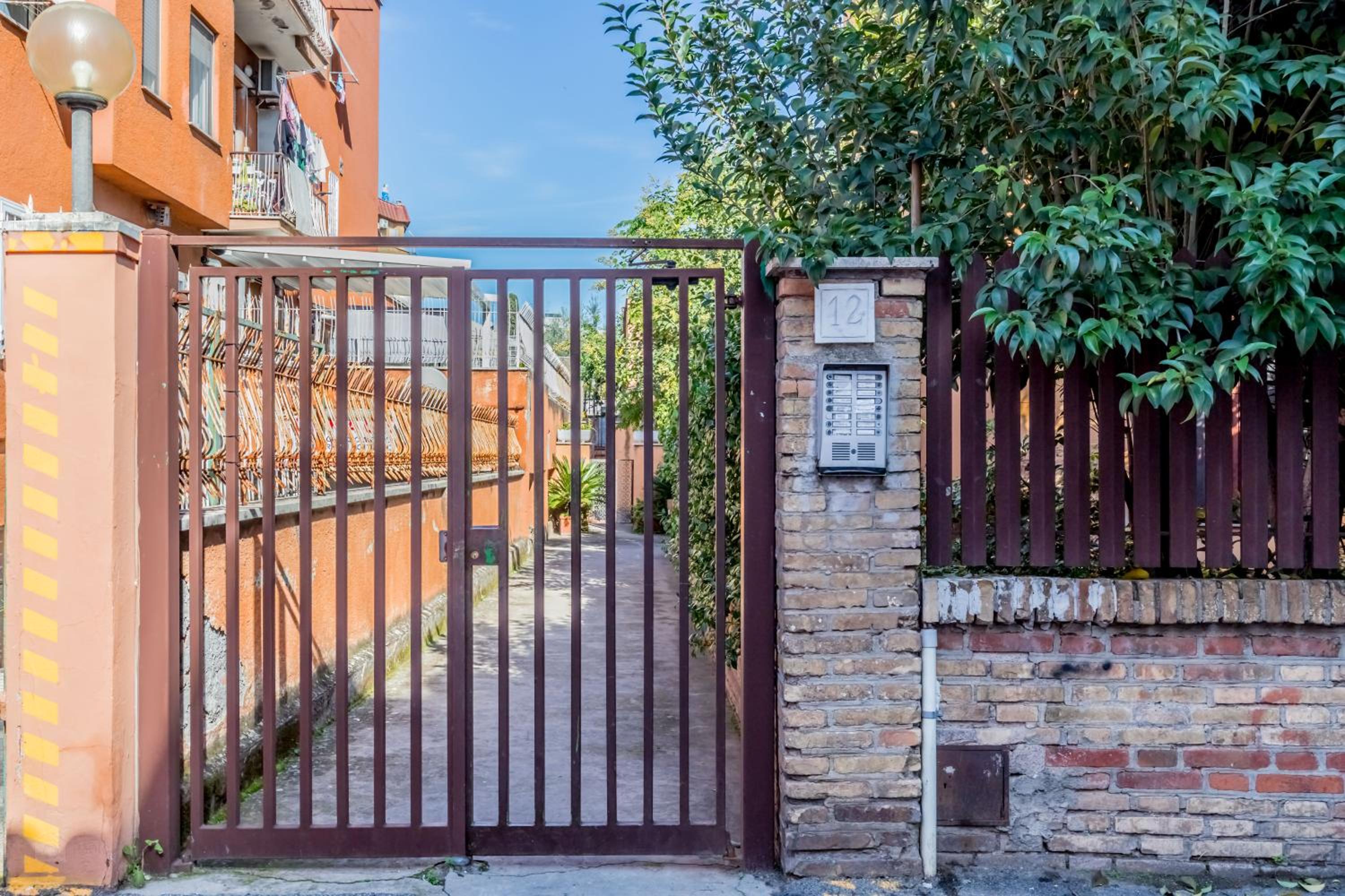 Metro C - Nando's House