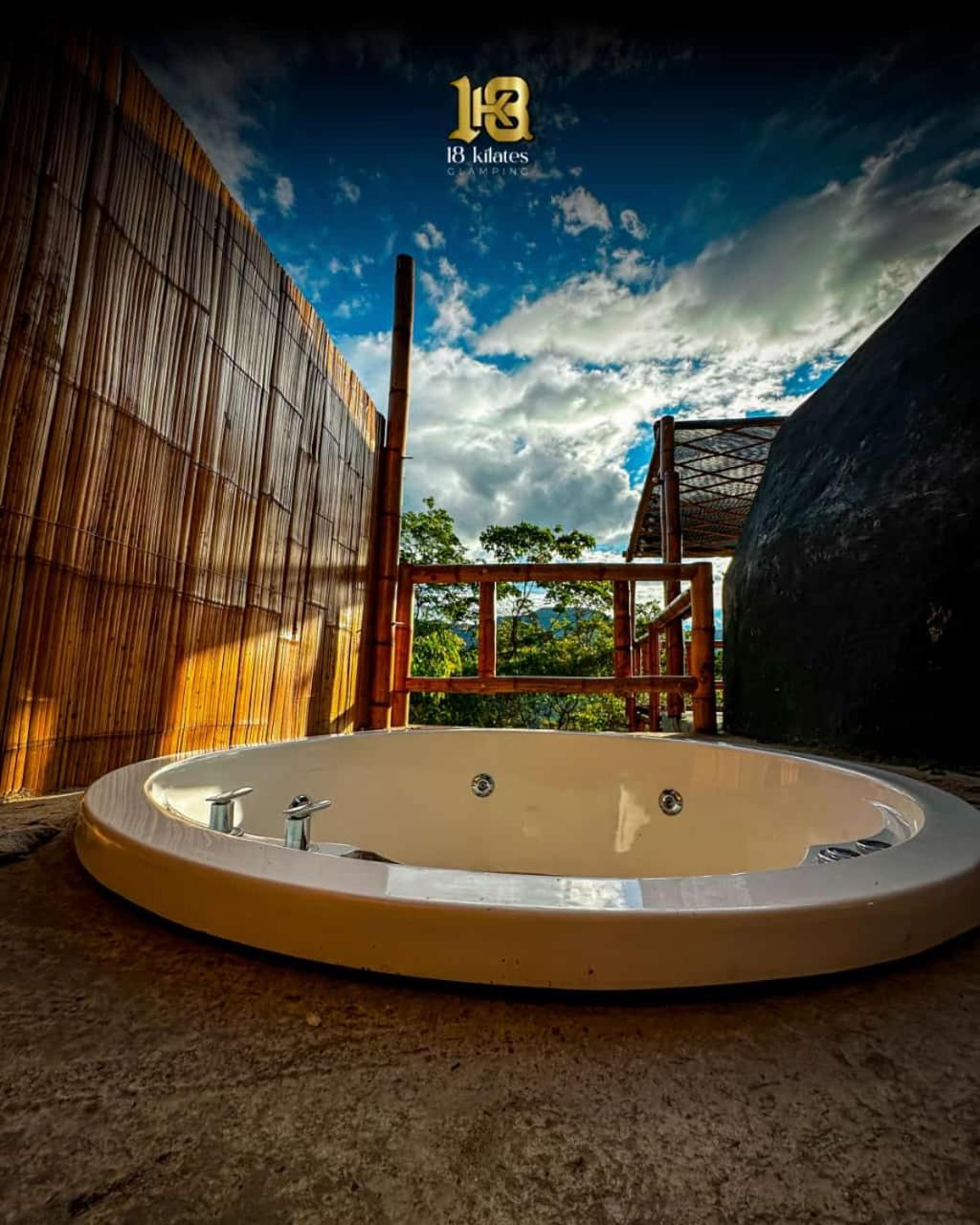 18 Kilates Glamping
