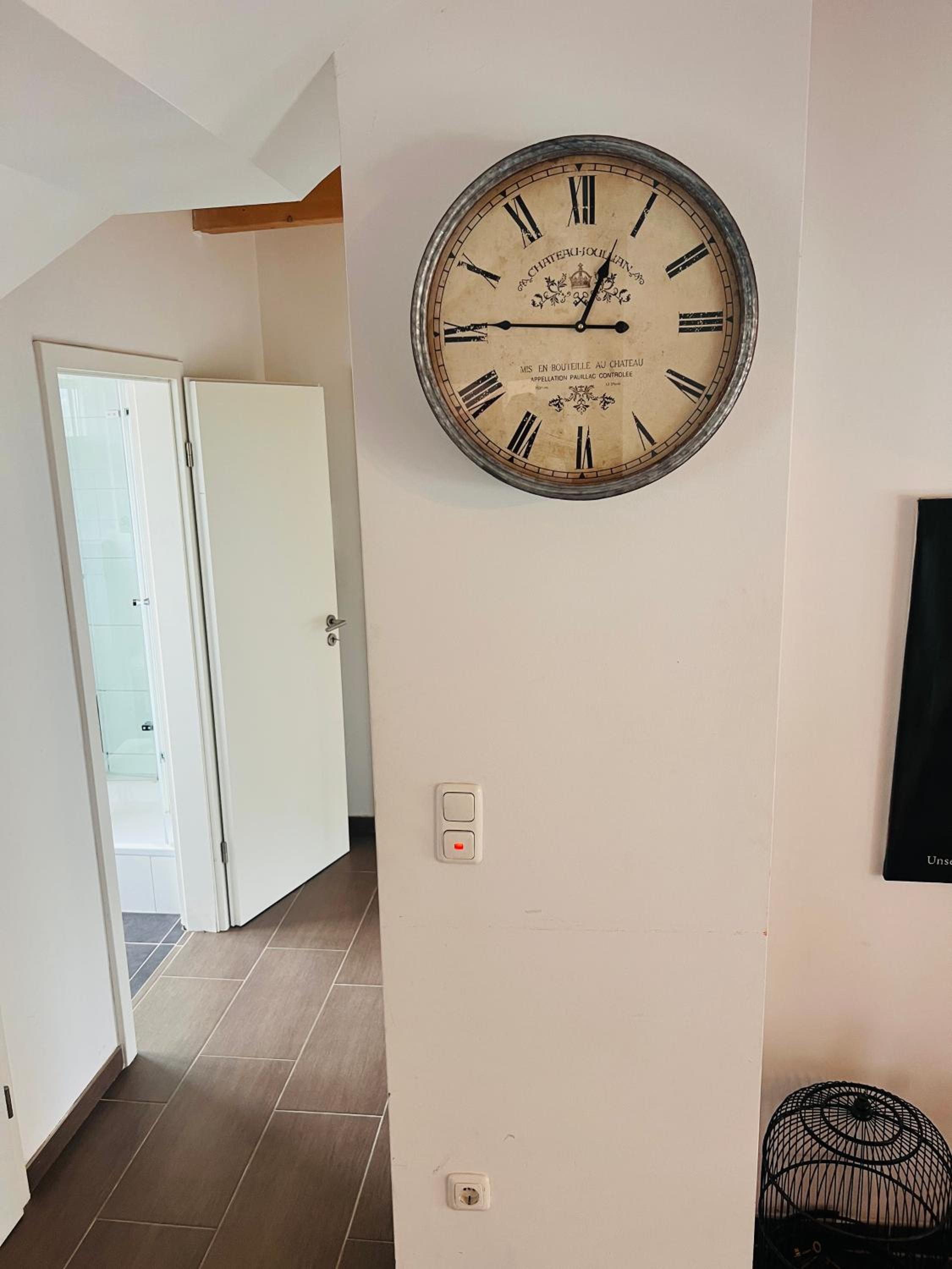 Apartment mit schöner Aussicht auf den Großen Feldberg & Burg Königstein & Frei PARKPLATZ auf Straßenseite