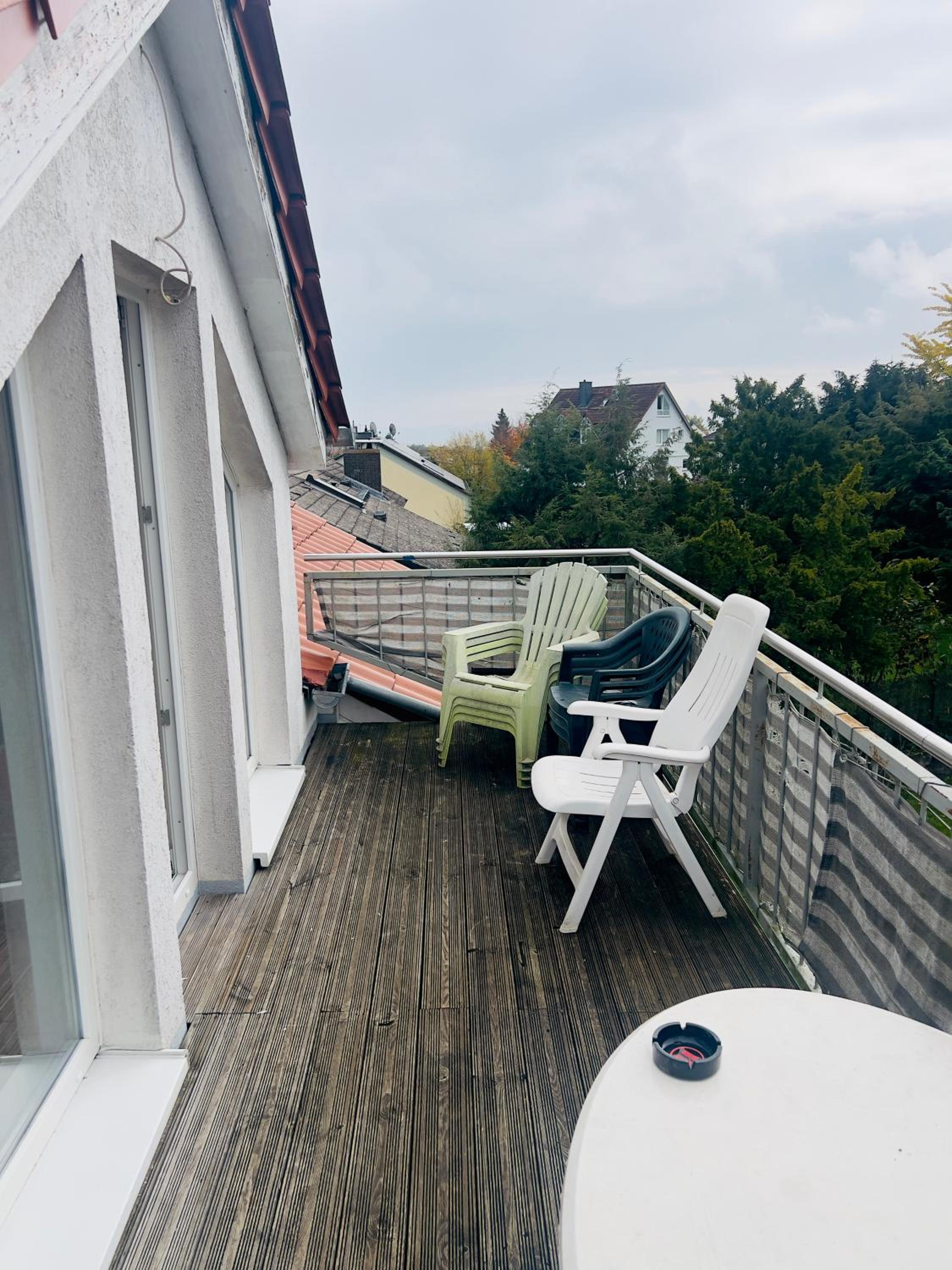 Apartment mit schöner Aussicht auf den Großen Feldberg & Burg Königstein & Frei PARKPLATZ auf Straßenseite