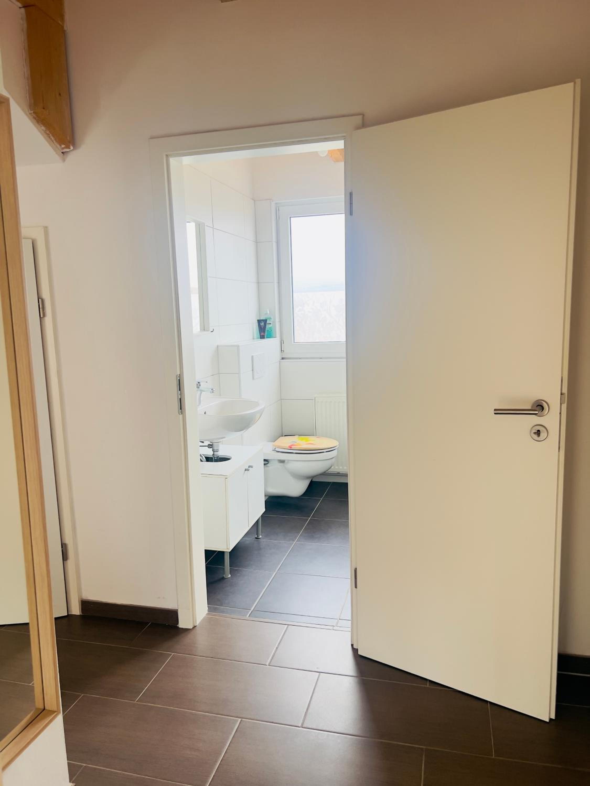 Apartment mit schöner Aussicht auf den Großen Feldberg & Burg Königstein & Frei PARKPLATZ auf Straßenseite