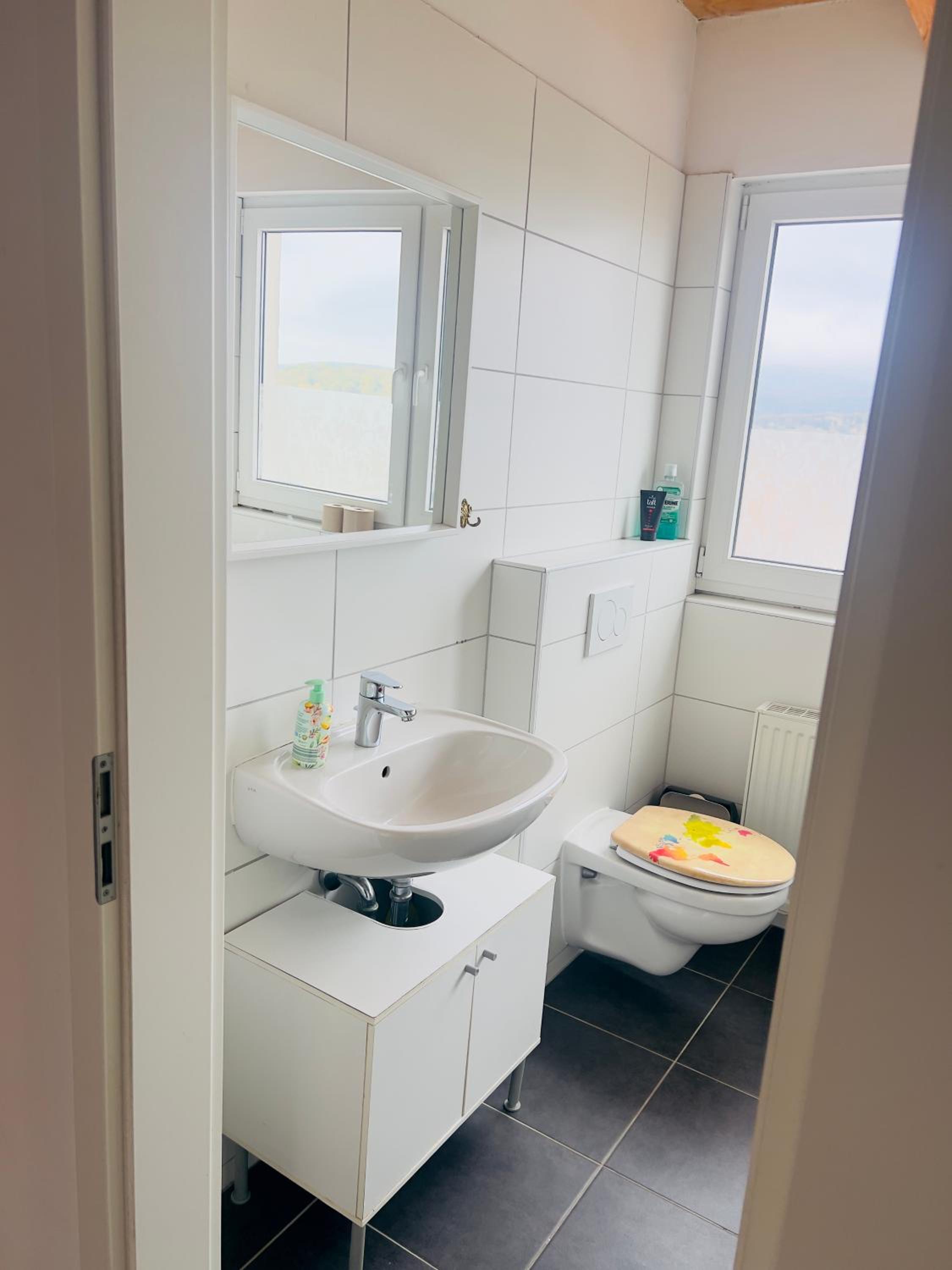 Apartment mit schöner Aussicht auf den Großen Feldberg & Burg Königstein & Frei PARKPLATZ auf Straßenseite