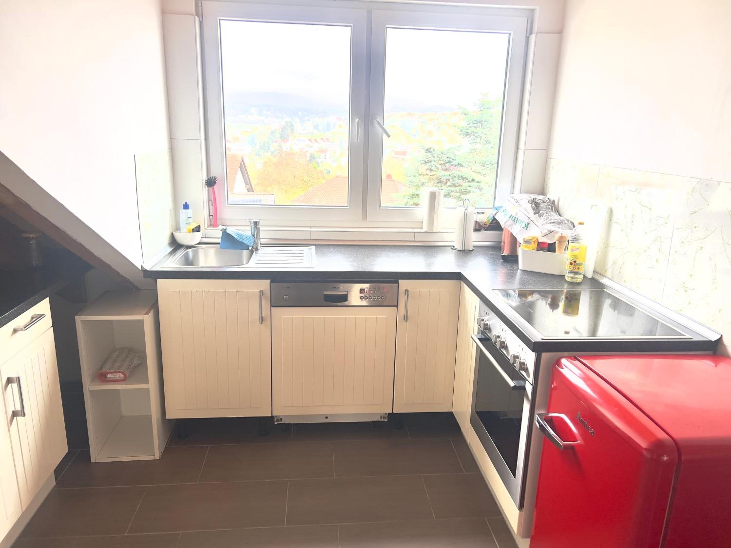 Apartment mit schöner Aussicht auf den Großen Feldberg & Burg Königstein & Frei PARKPLATZ auf Straßenseite