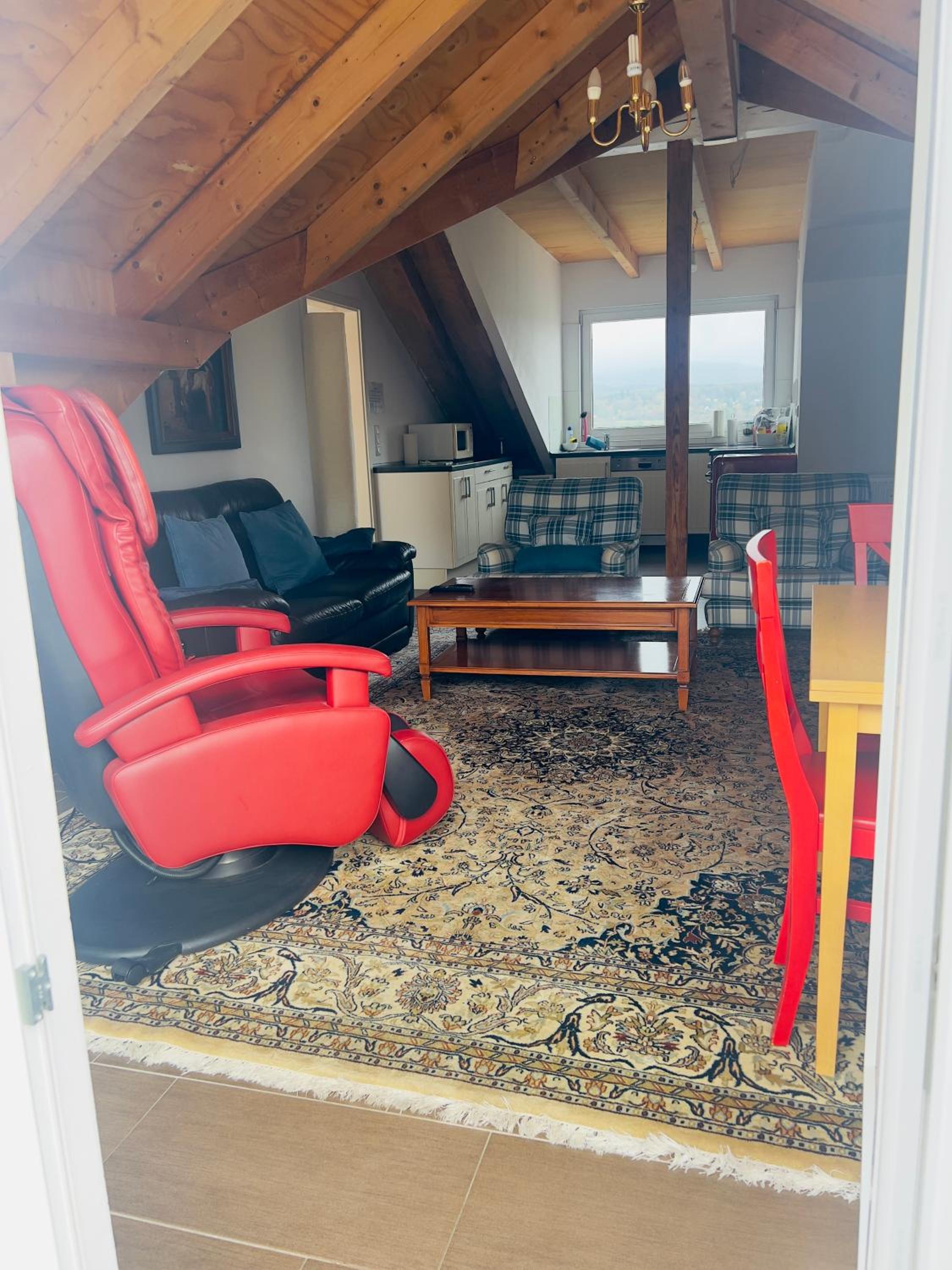 Apartment mit schöner Aussicht auf den Großen Feldberg & Burg Königstein & Frei PARKPLATZ auf Straßenseite