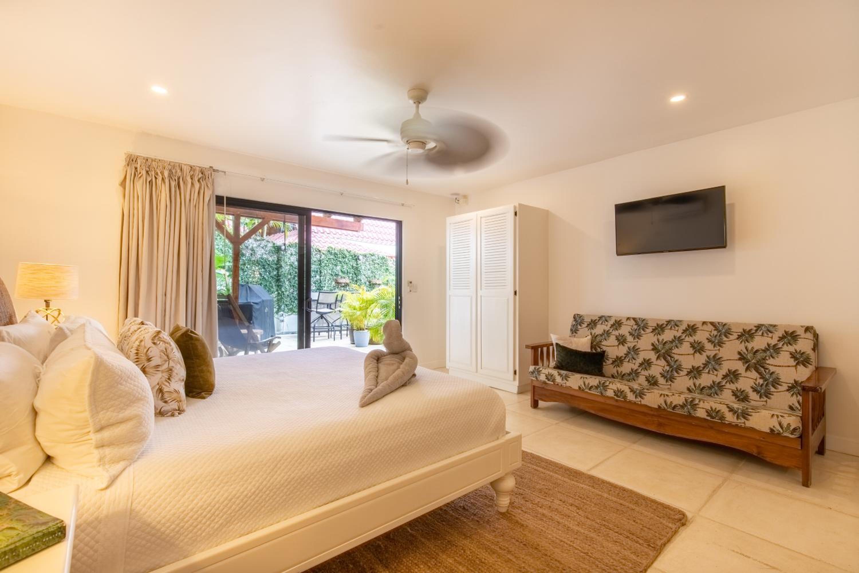 Casa Vitality Bed and Breakfast - Playa Guiones, Nosara - 4 Minute Walk to the Beach