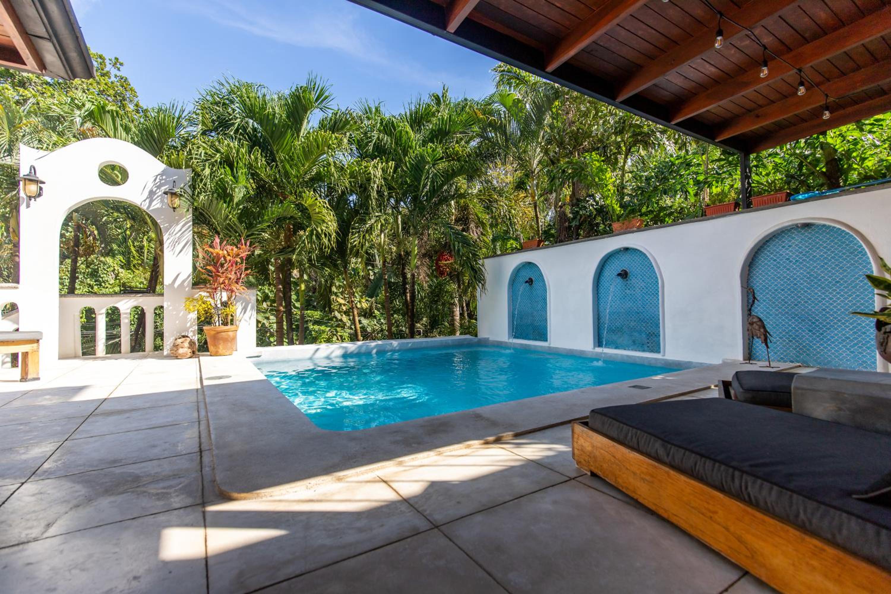 Casa Vitality Bed and Breakfast - Playa Guiones, Nosara - 4 Minute Walk to the Beach
