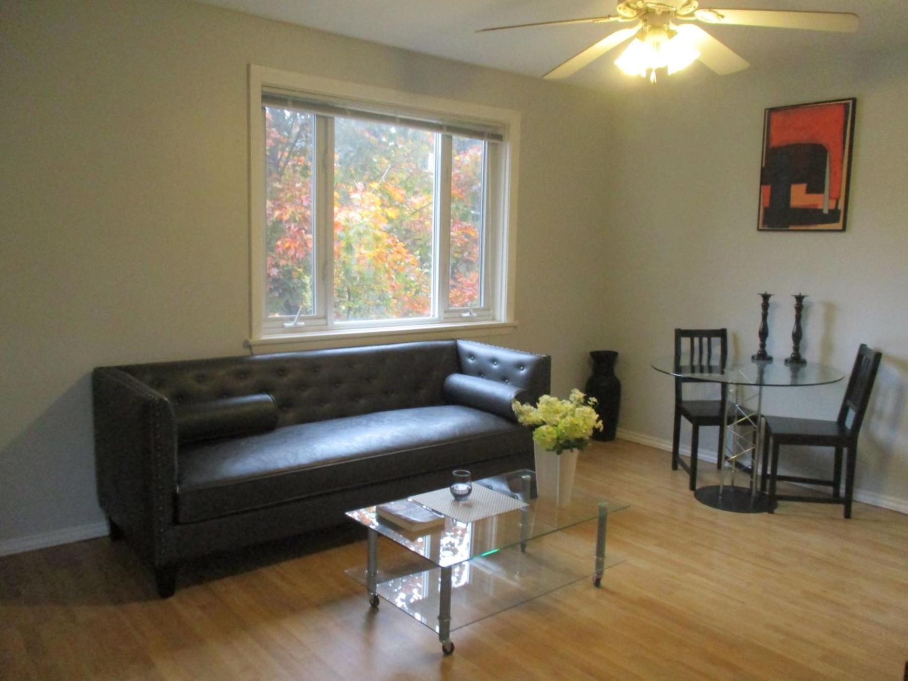 High Park Double room with exclusive Washroom Kitchen and living rooms