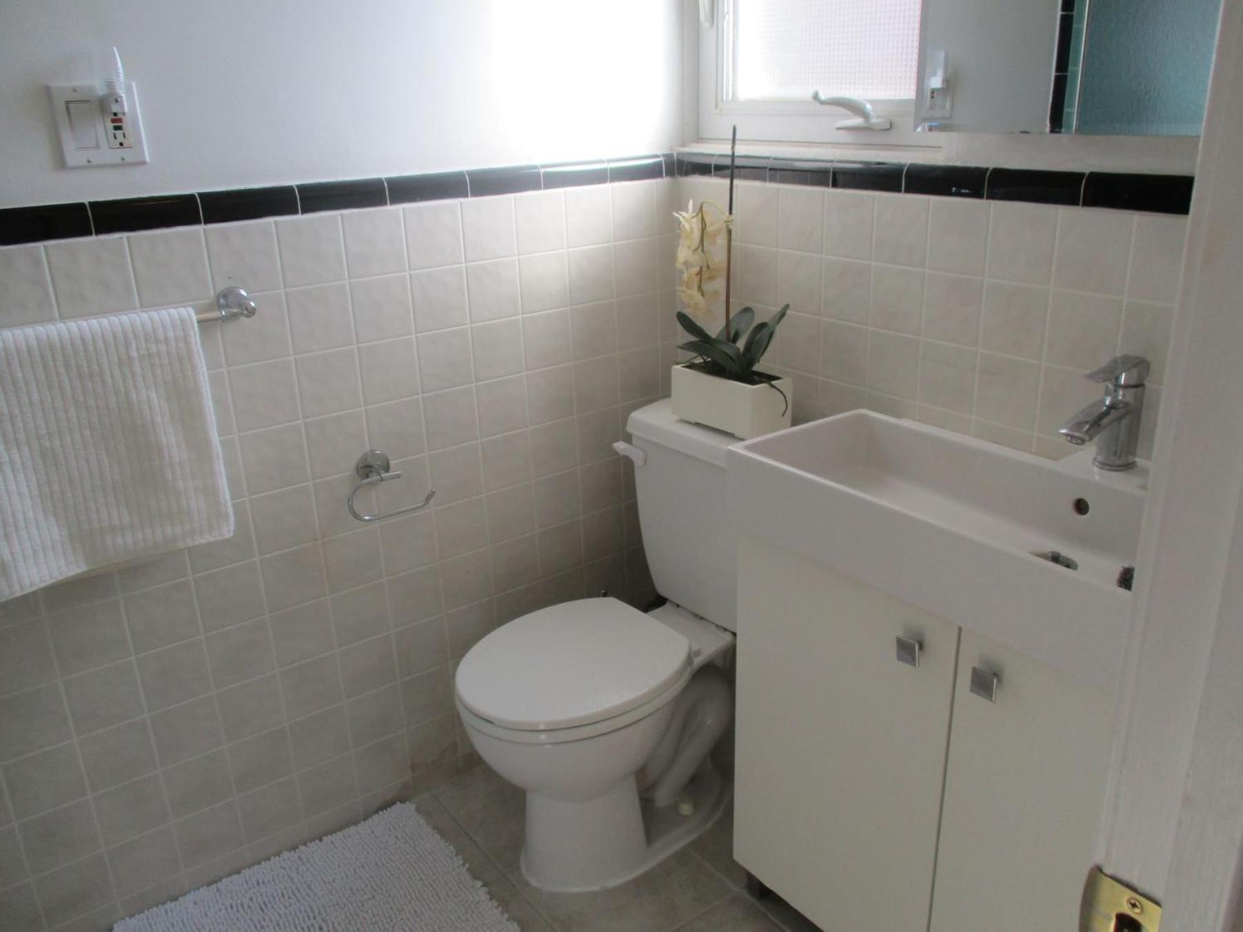 High Park Double room with exclusive Washroom Kitchen and living rooms