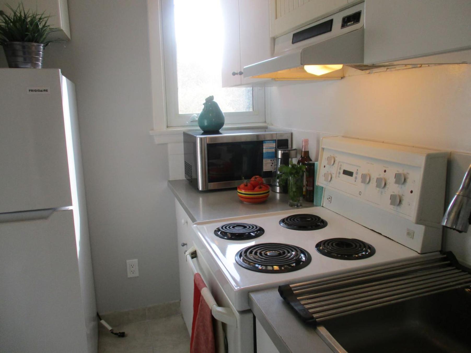 High Park Double room with exclusive Washroom Kitchen and living rooms