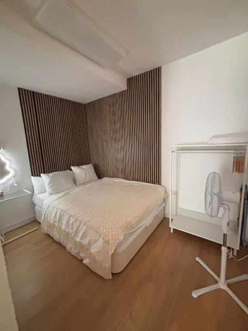 Studio 5 mins from El Palo Beach WiFi & AC photo 5