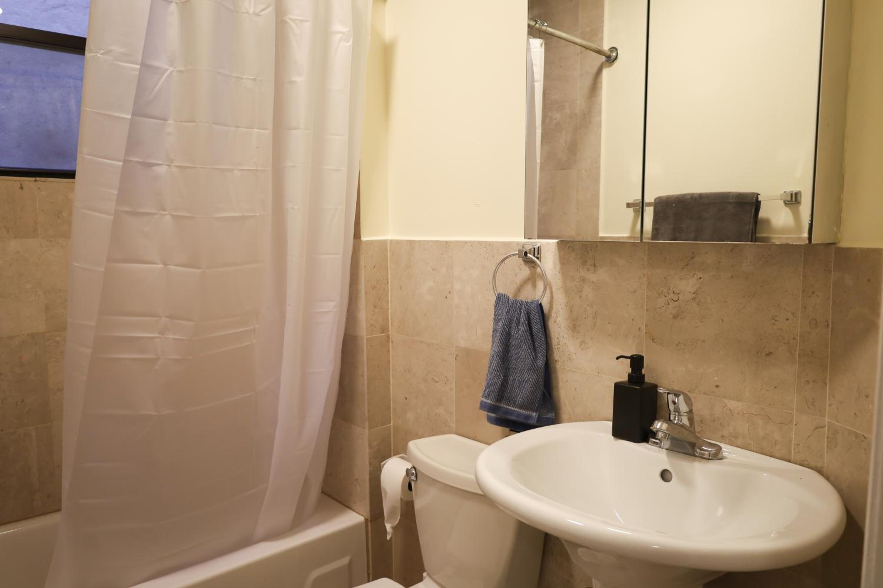 Family Friendly 4BR 2BA in Prime NYC Location